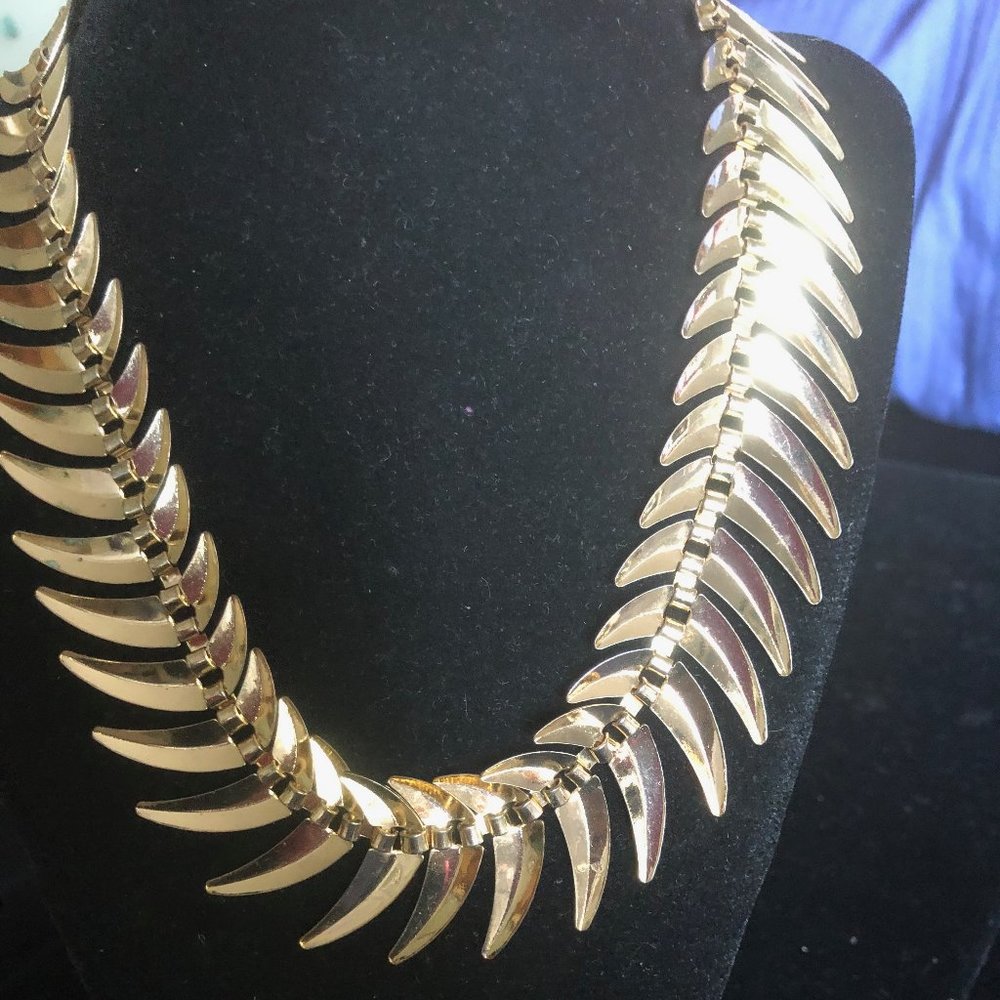 Shiny gold-toned necklace;